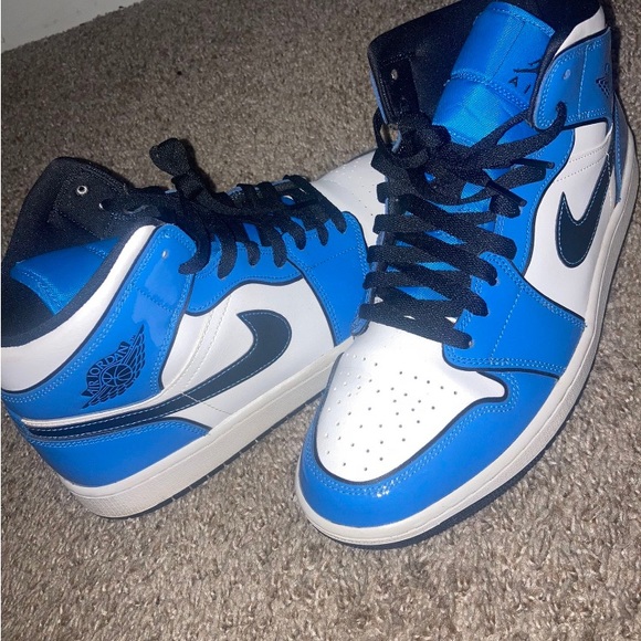 Signal blue se Jordan 1s mid main image 5